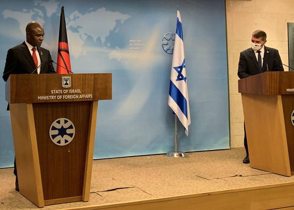 Menteri Luar Negeri Malawi, Eisenhower Mkaka dan Menteri Luar Negeri Israel, Gabi Ashkenazi ketika bertemu di Israel. twitter.com/IsraelinKenya/