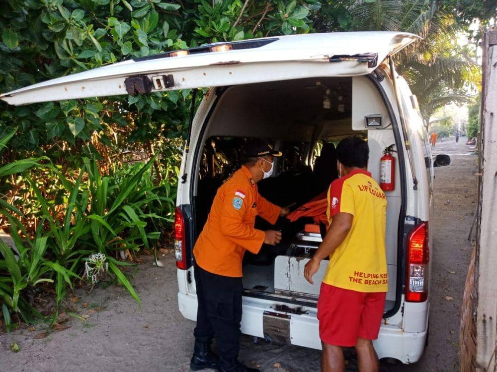 Korban tenggelam dievakuasi menggunakan ambulans Balawista Badung (Dok.IDN Times/Basarnas Bali)