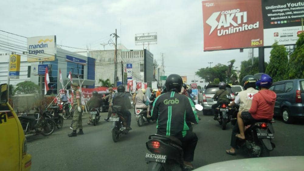Razia rutin yang dilakukan petugas gabungan guna terapkan prokes kepada masyarakat (IDN Times/ Bambang Suhandoko)