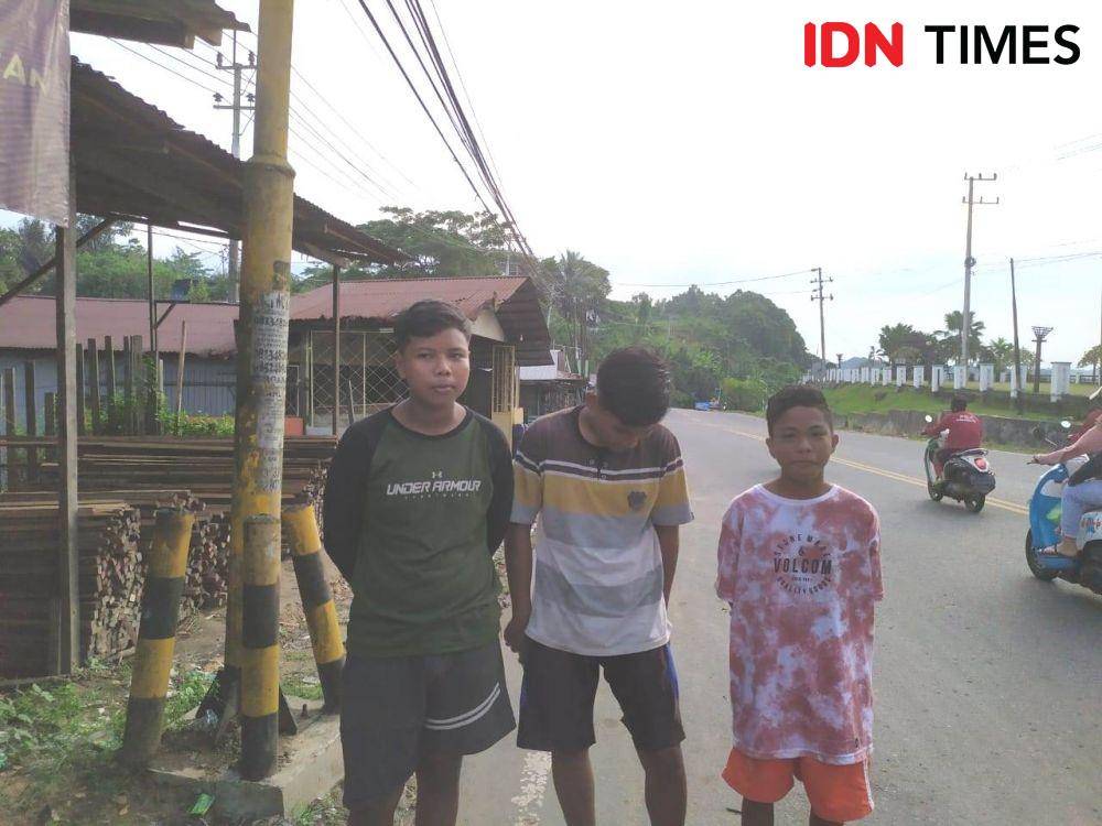 Dari kiri ada Wahyudi, Andri dan Dolin saat berpotret di kawasan Jalan Ciptomangunkusumo, Kelurahan Gunung Panjang, Kecamatan Samarinda Seberang. Sekitar 40 meter dari tanjakan Gunung Lipan (IDN Times/yuda almerio)