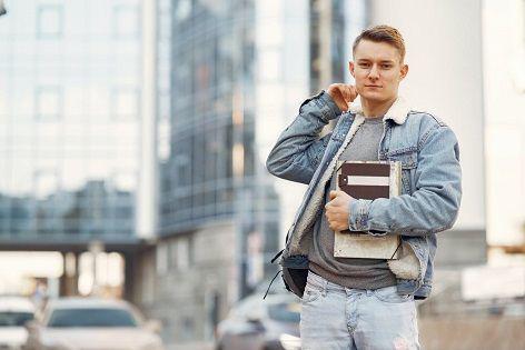 Sudah Bisa Cari Uang Sendiri? 6 Alasan untuk Tetap Selesaikan Kuliah