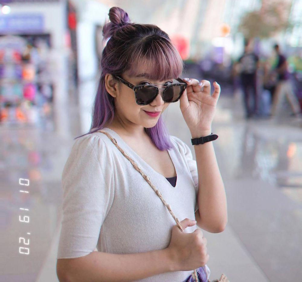 10 Potret Kece Ghea Indrawari Saat Kenakan Kacamata, Memikat Abis!