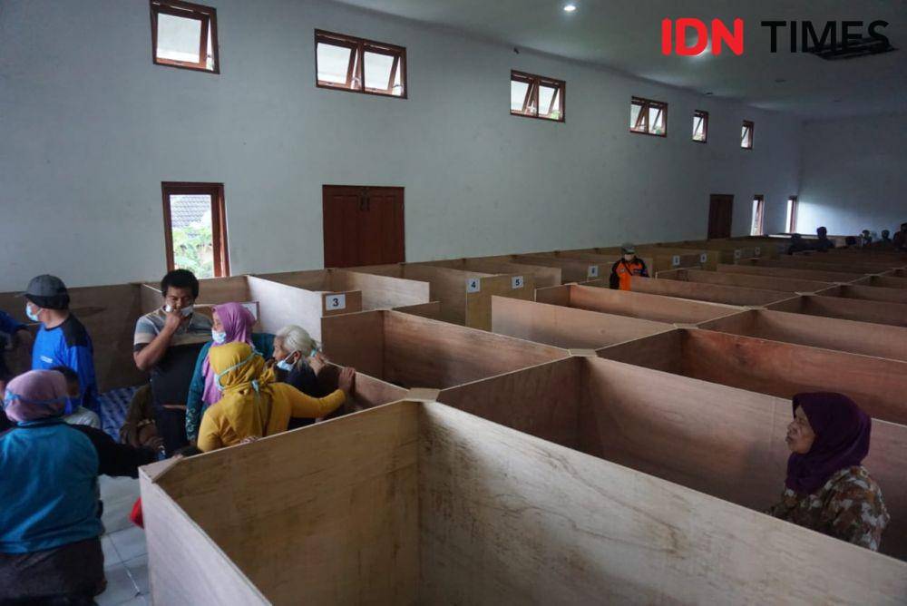 Gunung Merapi siaga, 133 lansia mulai diungsikan pada Sabtu (7/11/2020). IDN Times/Tunggul Damarjati