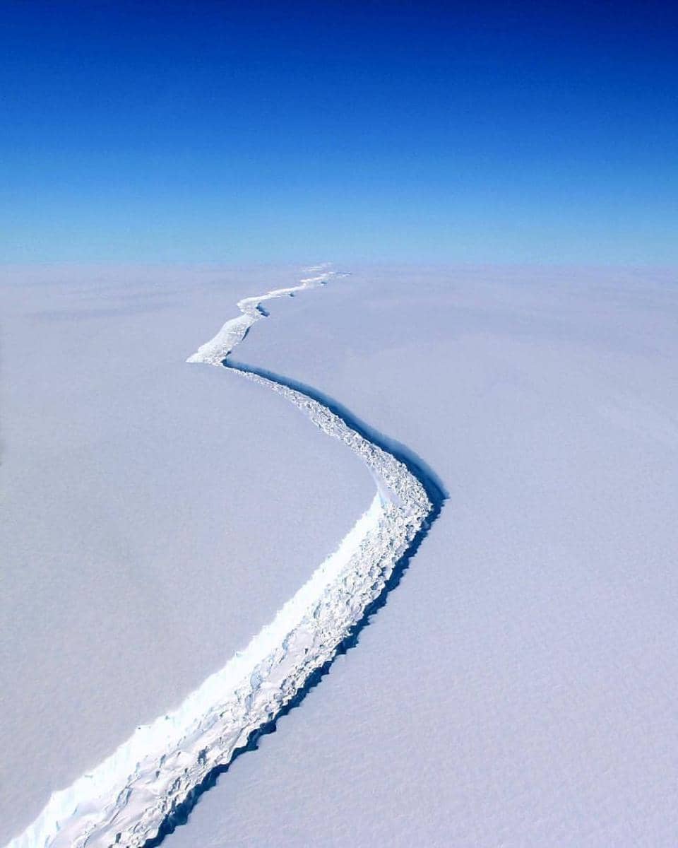 Retakan di rak es Larsen C, Antartika. instagram.com/thinkaboutmaps/