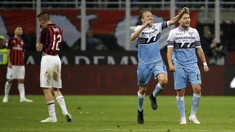 Pemain Lazio, Lucas Leiva (tengah) dan Ciro Immobile (kanan) sedang merayakan gol. (chinadailyhk.com).