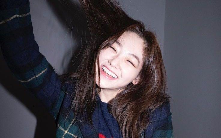 10 Potret Senyum Manis Khas Mina GUGUDAN yang Lelehkan Hati