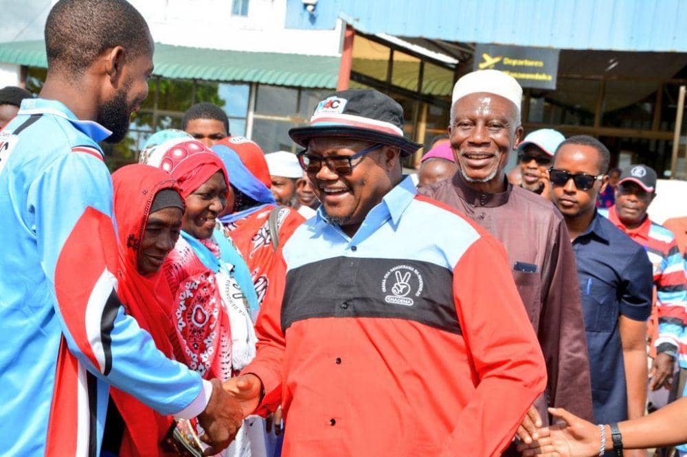 Foto Tundu Lissu pemimpin oposisi Tanzania bersalaman dengan warga Tanzania. Sumber: twitter.com/ Tundu Antiphas Lissu