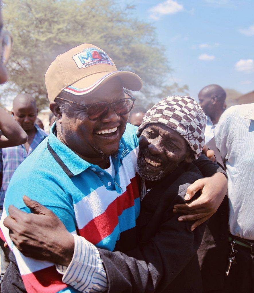 Foto Tundu Lissu pemimpin oposisi Tanzania sedang merangkul warga. Sumber: twitter.com/ Tundu Antiphas Lissu