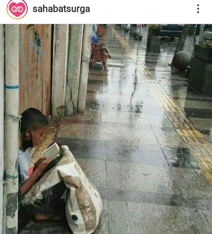 Instagram sahabat surga/ istimewa/ Foto Akbar mengaji di pinggir jalan