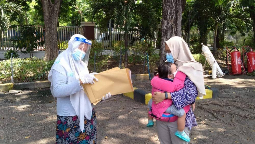 Penyintas COVID-19, ITR bersama ibunya, Enggar usai diwisuda di RS Darurat Lapangan, Surabaya, Minggu (8/11/2020). Dok. Istimewa.