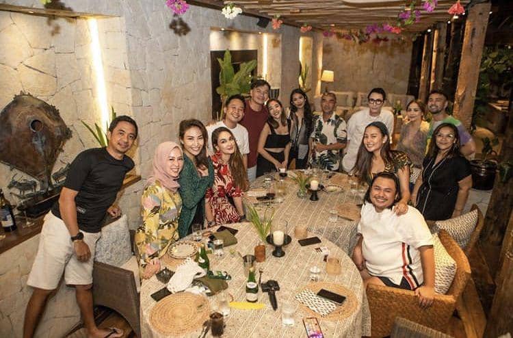 10 Momen Seru Liburan Raffi Ahmad Bareng Keluarga dan Sahabat di Sumba