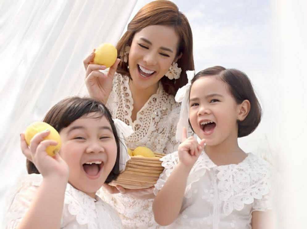 9 Potret Astrid Tiar bersama Kedua Putri Tercinta, Manis Banget!