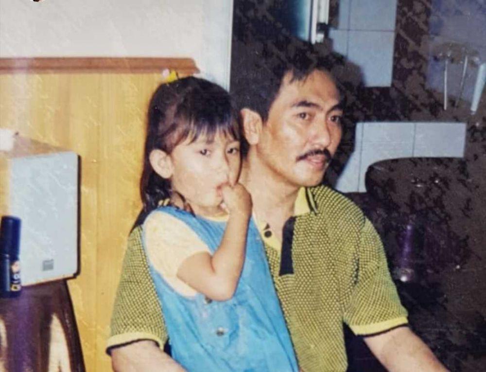 Gemar Menulis, Ini 10 Potret Suci Patia Anak Almarhum Gatot Brajamusti