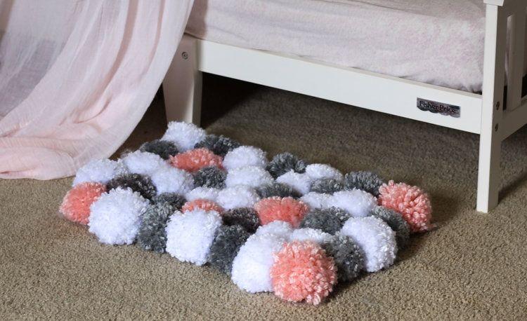 5 Langkah DIY Keset Pompom, Cuma Modal Benang Wol!