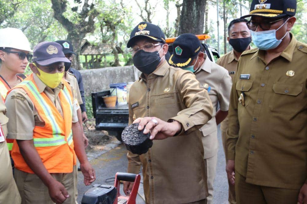 Wali Kota Malang, Sutiaji, mengecek ketebalan aspal di daerah Kelurahan Cemorokandang, Kecamatan Kedungkandang, Senin (9/11/2020). (Dok. Humas Pemkot Malang)