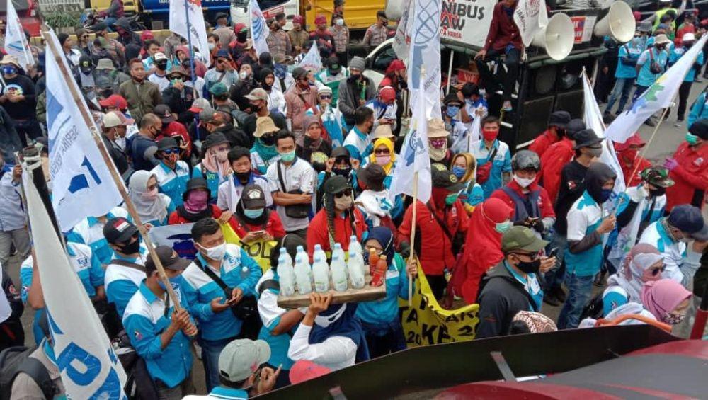 Demo di Kemenaker, Buruh Ancam Mogok Nasional Jika UMP 2021 Tidak Naik