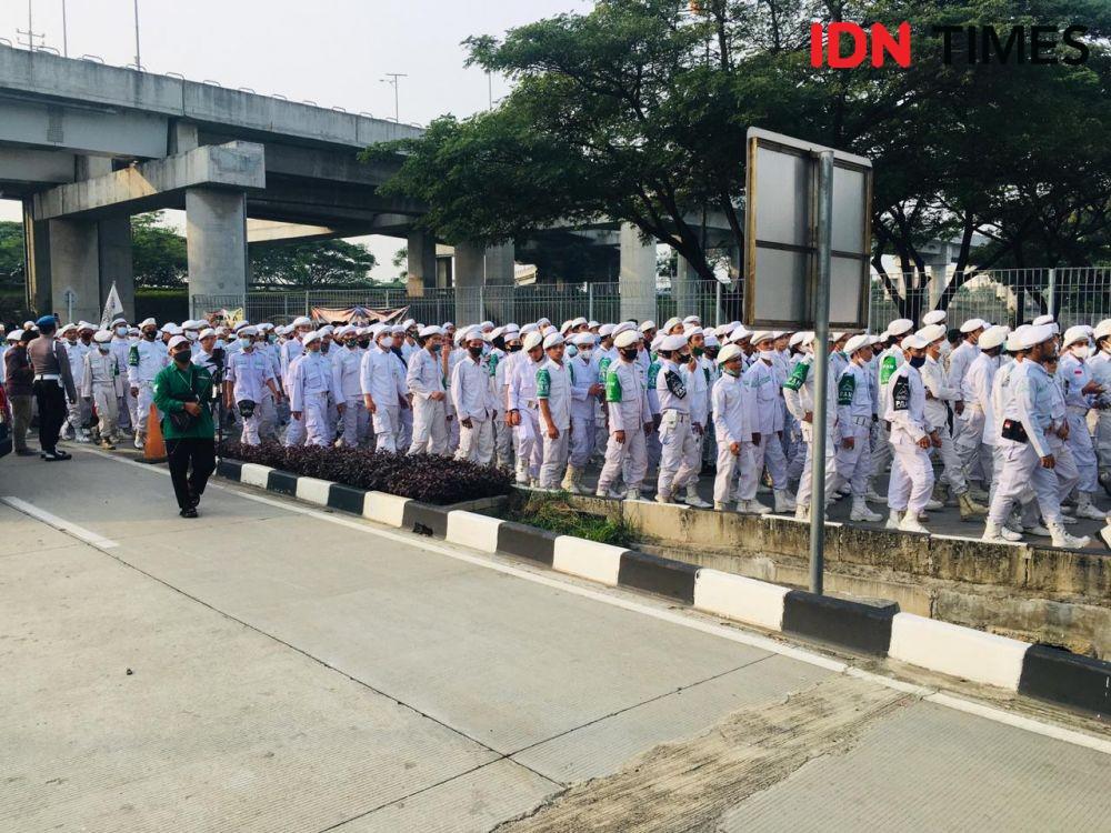 [BREAKING] Simpatisan Padati Soetta, Slamet Maarif: Umat Kangen Rizieq