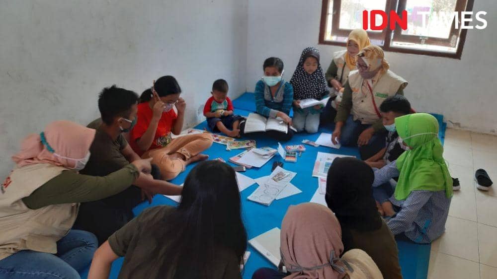 Suasana Barak Ramai, Orang Tua dan Anak Mengeluh Tak Bisa Belajar