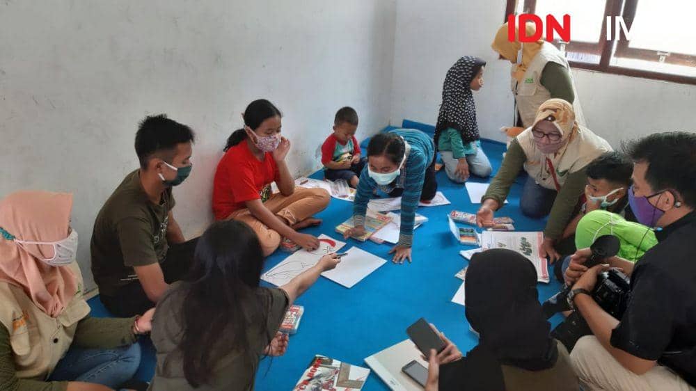 Anak-anak di barak pengungsian sedang belajar . IDN Times/Siti Umaiyah