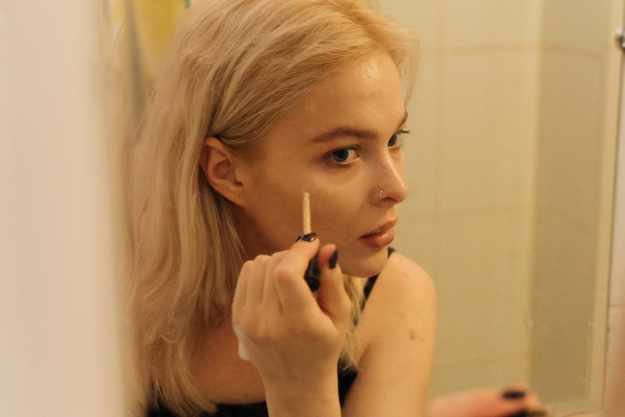 5 Tips Pakai Concealer untuk Look yang Flawless, Penting Dicatat!