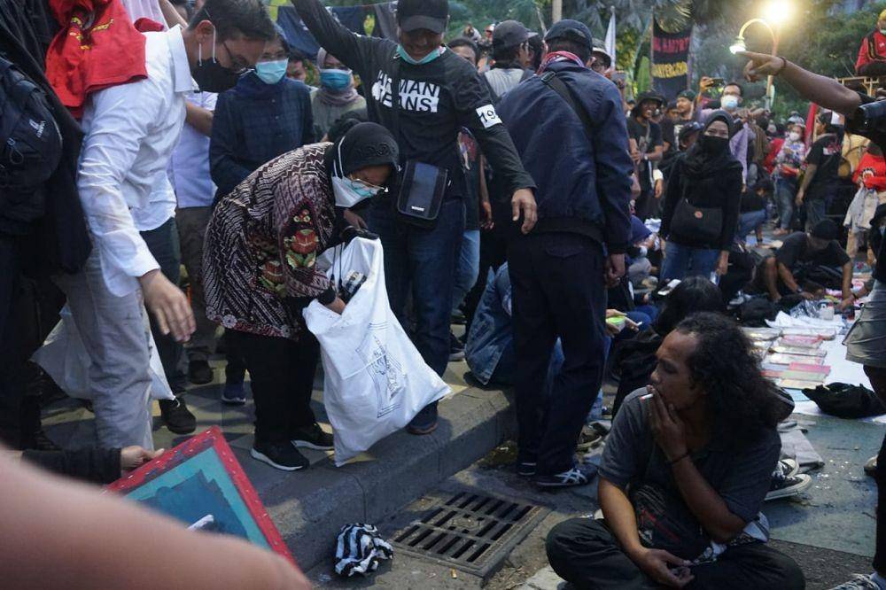 Wali Kota Surabaya Tri Rismaharini memunguti sampah di tengah aksi demo (10/11). Dokumentasi Humas Pemkot
