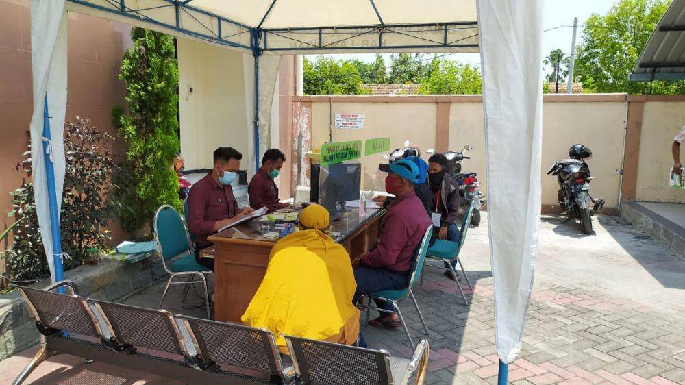 Warga Lamongan saat mengurus admistrasi di Pengadilan Agama. IDN Times/Imron