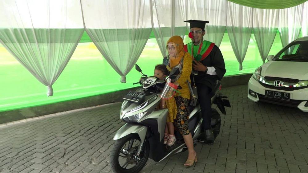 Peserta wisuda drive thru di IAIN Tulungagung, IDN Times / Bramanta Pamungkas