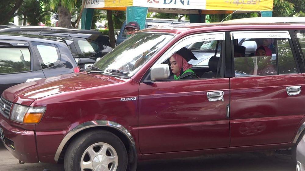 Peserta wisuda drive thru di IAIN Tulungagung, IDN Times / Bramanta Pamungkas