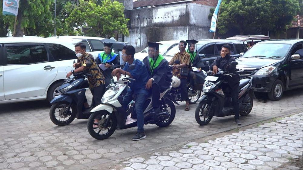 Peserta wisuda drive thru di IAIN Tulungagung, IDN Times / Bramanta Pamungkas