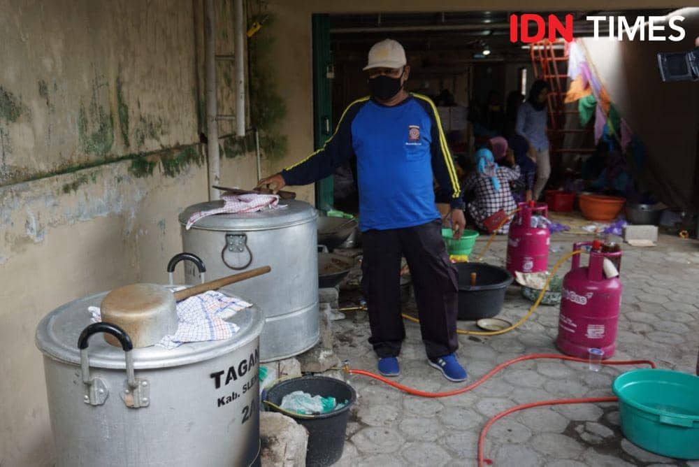 Dapur umum di barak pengungsian merapi. IDN Times/Tunggul Damarjati