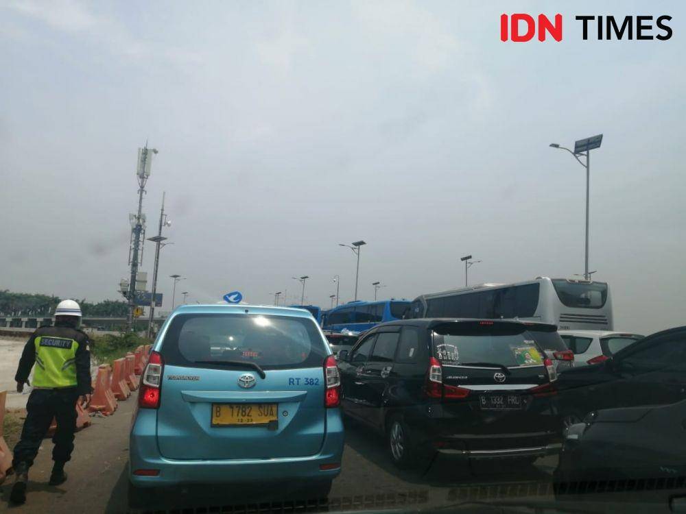 Keadaan lalu lintas di jalan akses keluar Bandara menuju Tol Ir. Soedyatmo setelah kepulangan Rizieq Shihab pada Selasa (10/11/2020) (IDN Times/Maya Aulia Aprilianti)