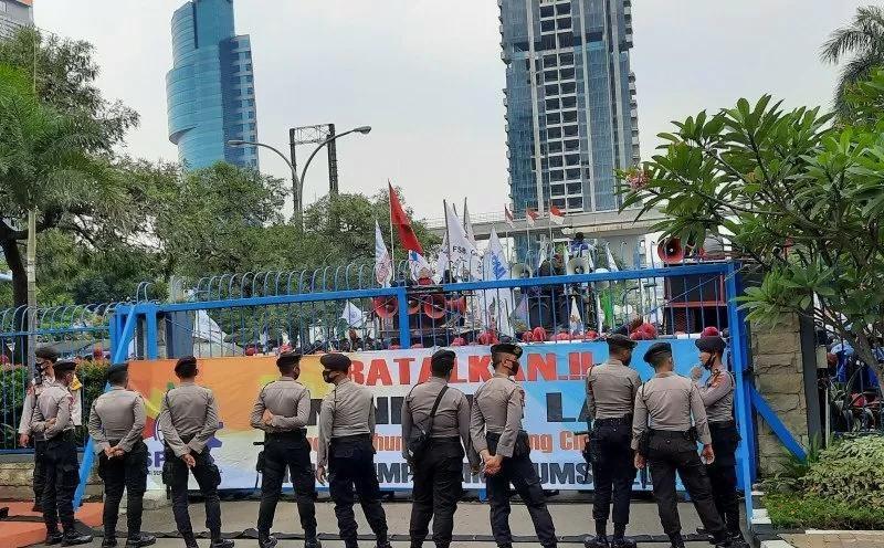 Demo Buruh Depan Kantor Kemnaker, Aparat Berjaga dengan Kekuatan Penuh