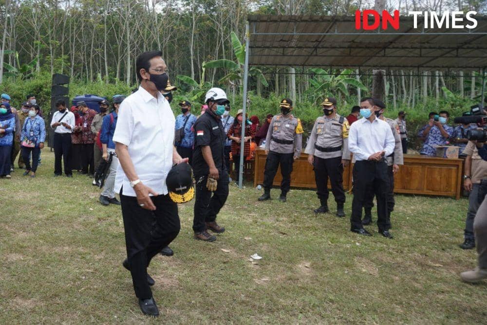 Gubernur DIY Sri Sultan Hamengku Buwono X meninjau barak pengungsian di Balai Desa Glagaharjo, Cangkringan, Sleman, Selasa (10/11/2020). IDN Times/Tunggul Damarjati