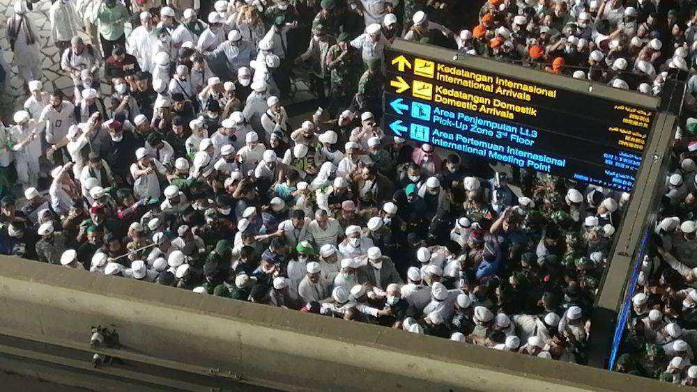 Simpatisan menyambut kedatangan pimpinan FPI Rizieq Shihab di Terminal 3 Bandara Soekarno-Hatta pada Selasa (10/11/2020) (Dok. IDN Times/Istimewa)