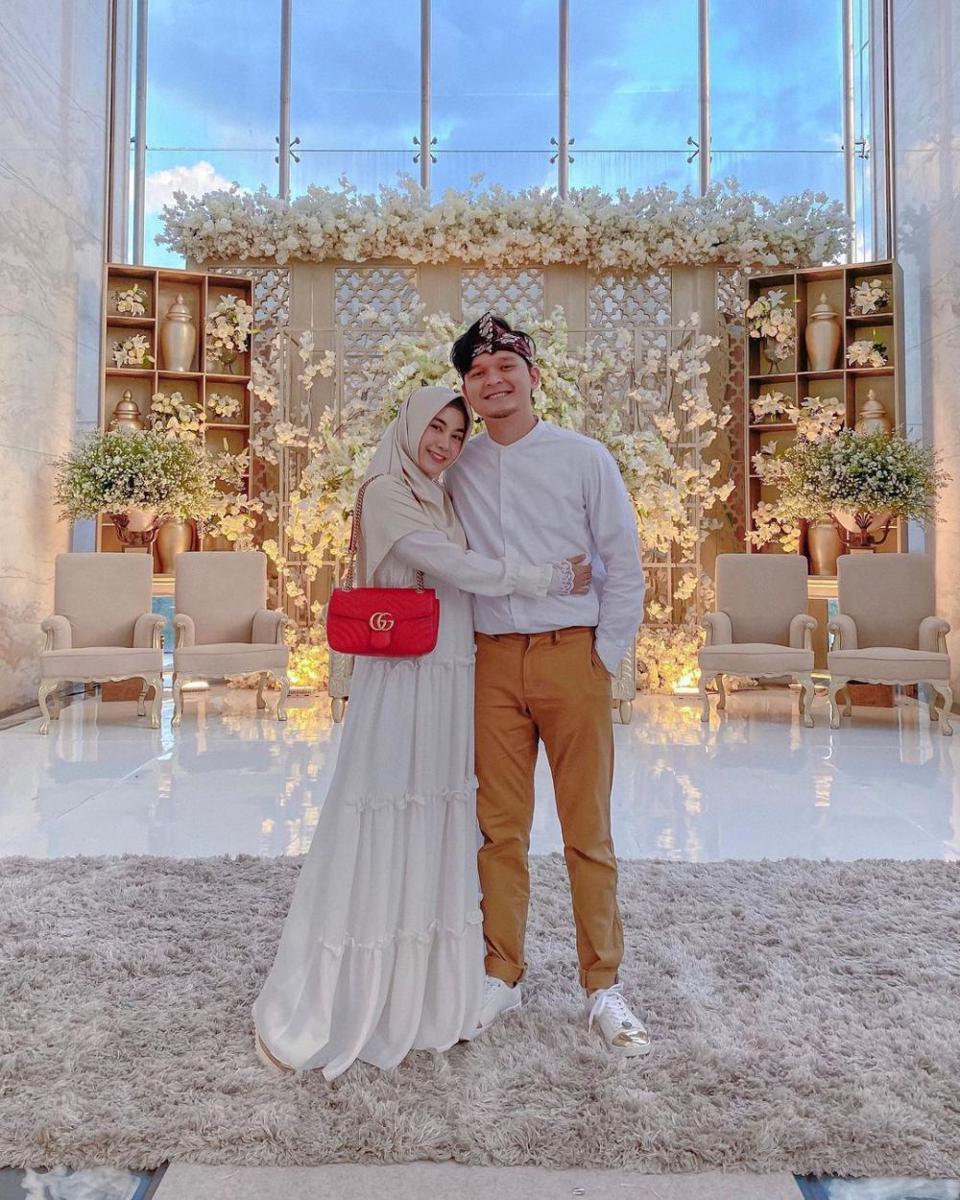 10 Potret Anisa Eks Cherrybelle dan Suami, Romantis Abis!