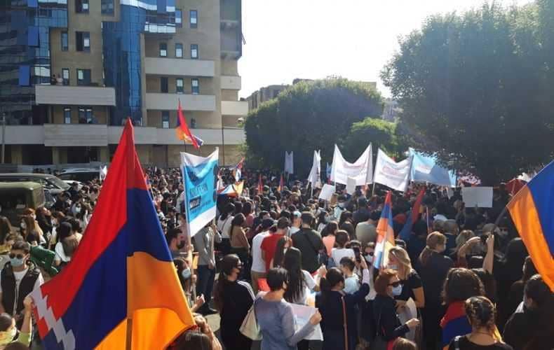 Ribuan Demonstran Tuntut Perdana Menteri Armenia Mundur