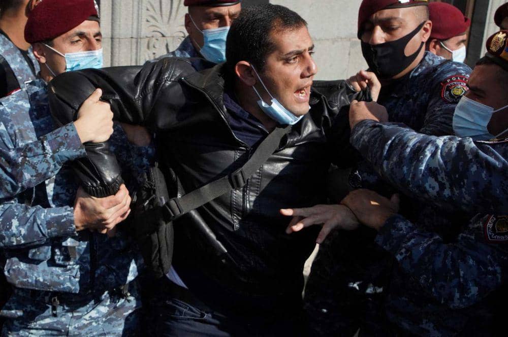 Bentrokan terjadi antara polisi dan demonstran di Armenia. (twitter.com/Yunus Paksoy)