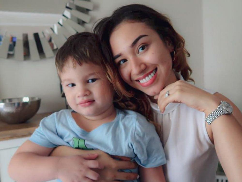 Bule Abis, 10 Potret Hangat Agesh Palmer Bareng Putra Tersayang