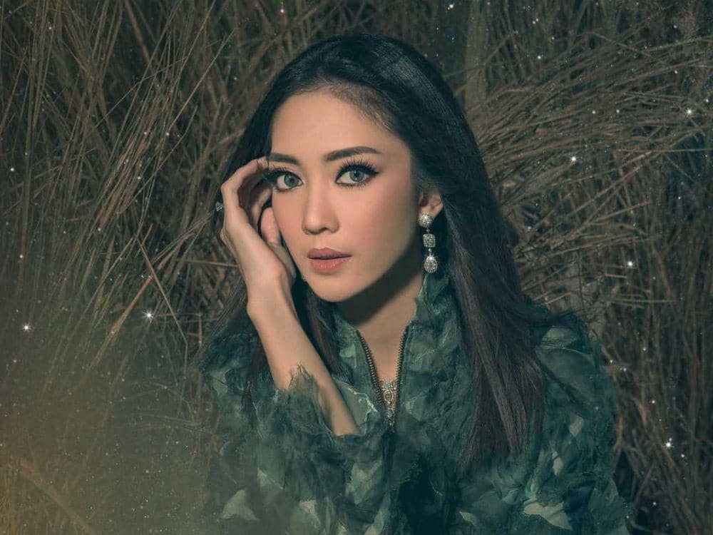 Genap 35 Tahun, 9 Gaya Pemotretan Ririn Dwi Ariyanti yang Cetar Abis