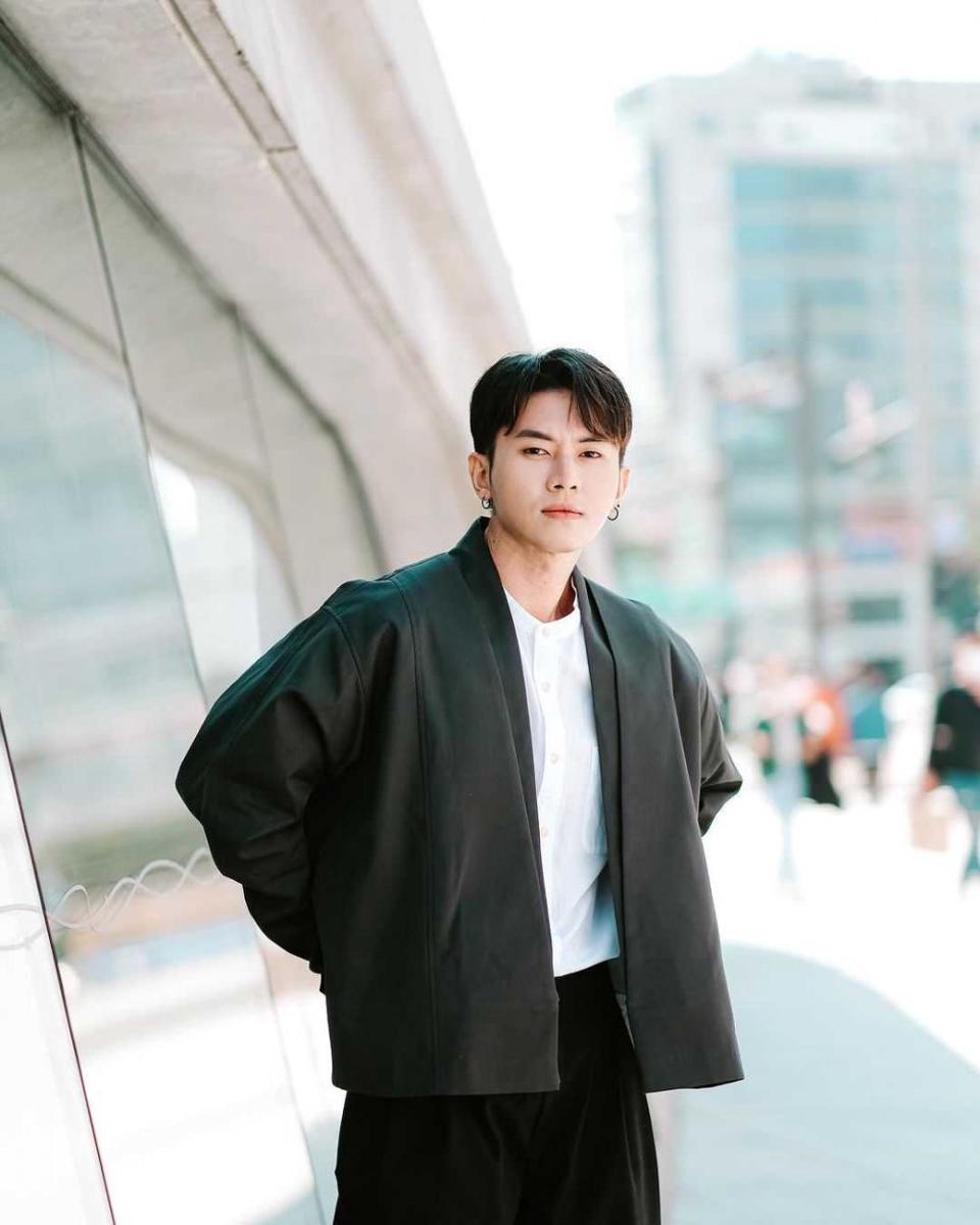 10 Potret Terbaru Rafael Tan, Gayanya Makin Hits dan Stylish Abis!