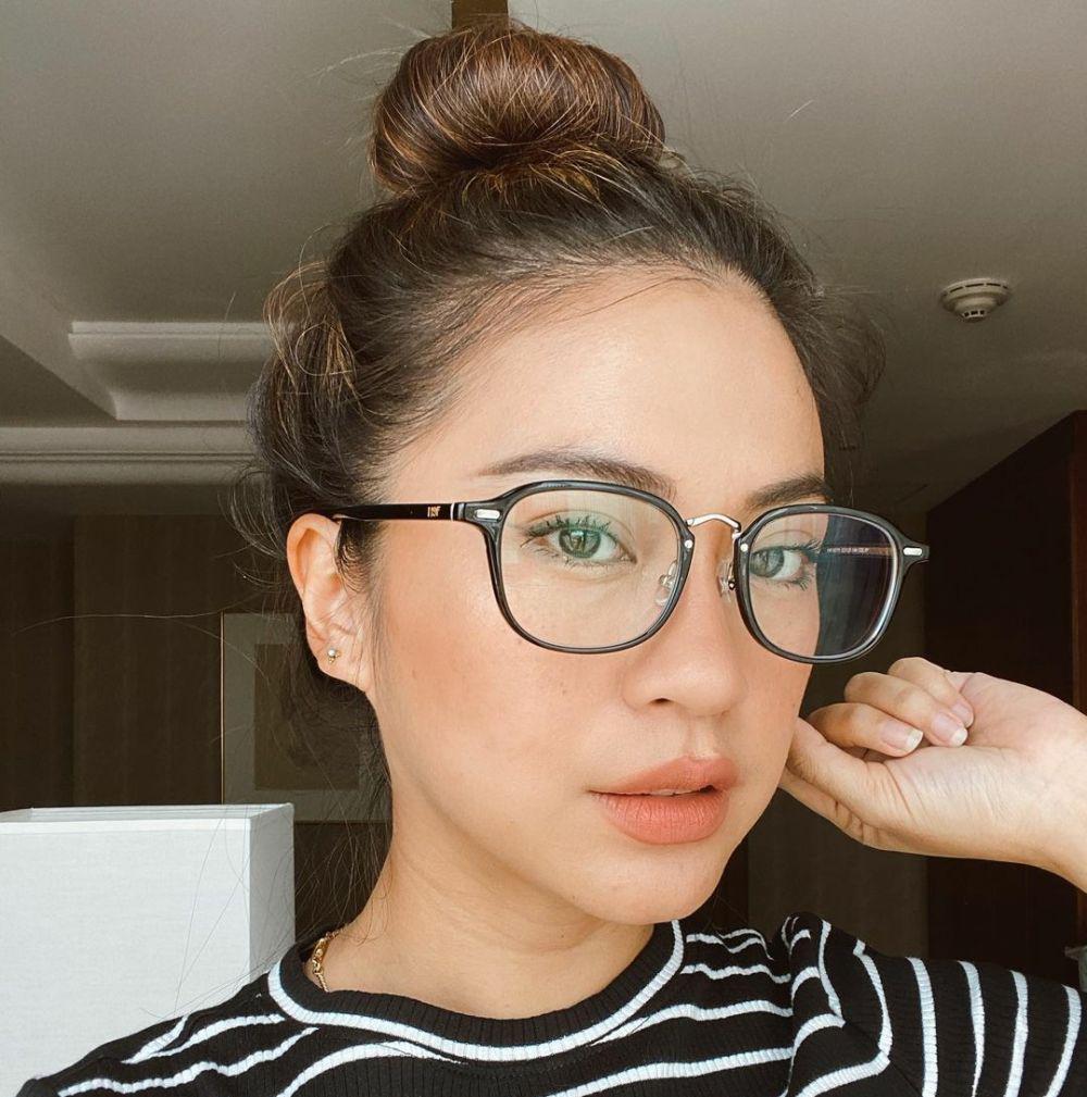 10 Pesona Memikat Tyna Kanna Mirdad Saat Pakai Kacamata, Gorgeous!