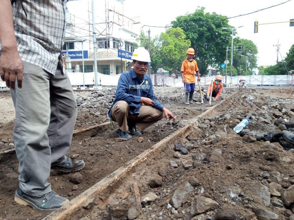 Pekerja Proyek Kayutangan Heritage Temukan Rel Trem Kuno