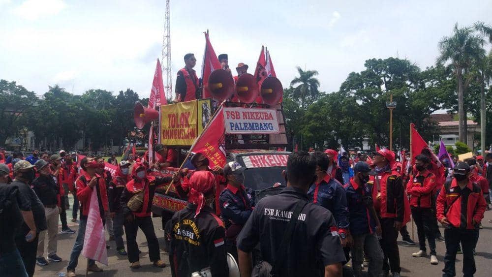 Masa buruh berdemonstrasi di kantor Gubernur Sumsel (IDN Times/istimewa)