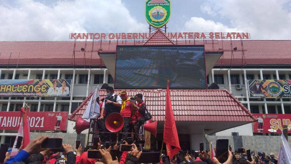 Gubernur Sumsel, Herman Deru menemui masa buruh (IDN Times/istimewa)