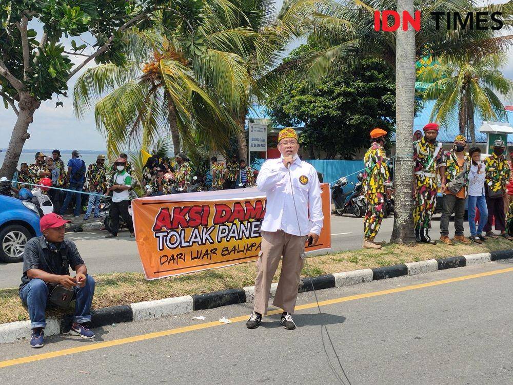 Pengunjuk rasa pertanyakan penalis dari luar kota kepada KPU Balikpapan, Rabu (11/11/2020)/ IDN Times / Hilmansyah