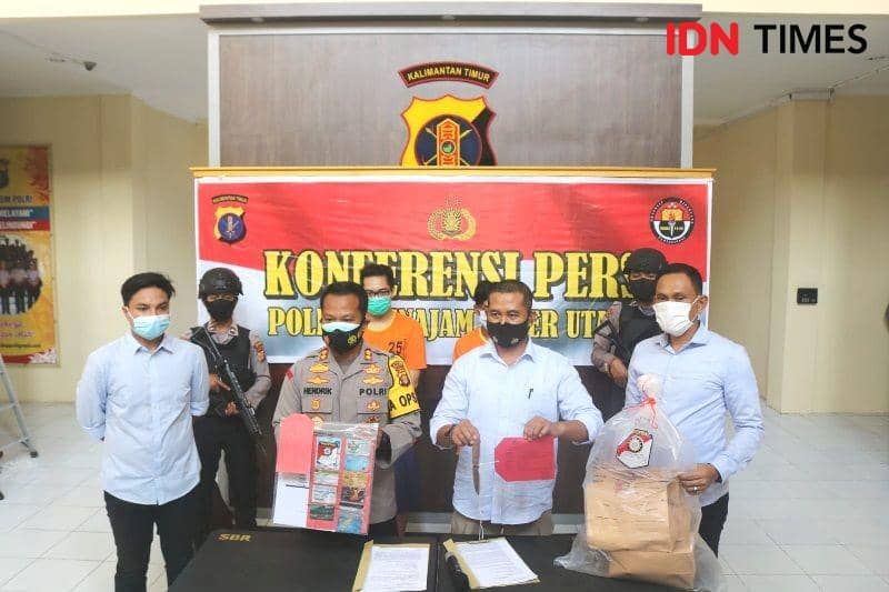 Kapolres PPU, AKBP Hendrik Hermawan didampingi Kasat Reskrim, Iptu Dian Kusnawan menunjukan barang bukti penipuan mencatut Bupati PPU (IDN Times/Ervan Masbanjar)