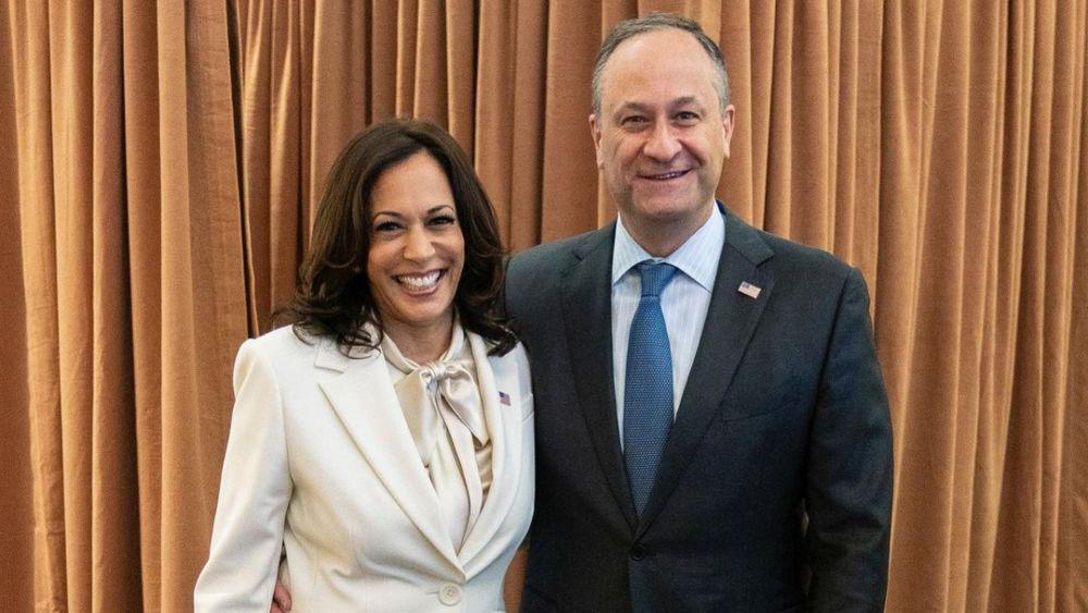 10 Potret Setia Douglas Emhoff Dampingi Kamala Harris saat Kampanye