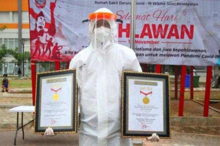 Dua sertifikat rekor Muri yang dianugerahkan kepada Rumah Sakit Darurat Wisma Atlet saat pelaksanaan upacara Hari Pahlawan ke-75 di RSD Wisma Atlet Kemayoran, Jakarta, Selasa (10/11/2020) (ANTARA/HO-RSD Wisma Atlet)