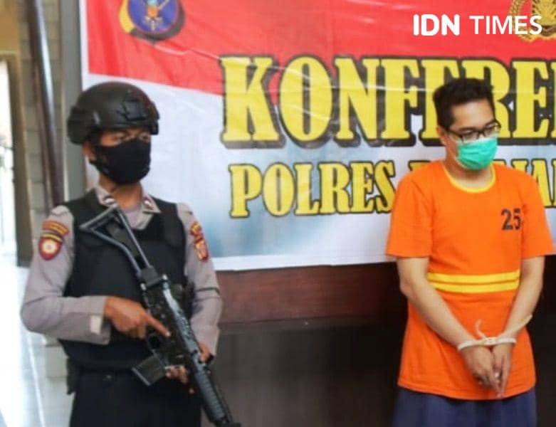Tersangka AA penipu saat di Polres PPU (IDN Times/Ervan Masbanjar)