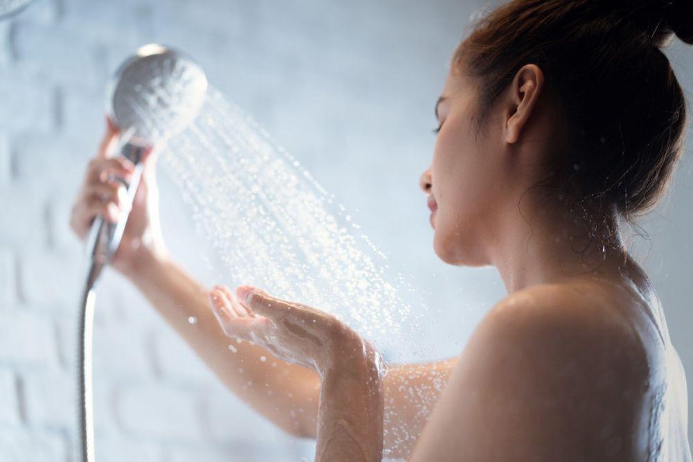 Mana yang Lebih Sehat, Mandi Air Dingin atau Air Hangat?
